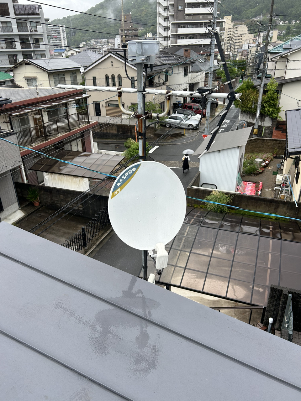 広島市東区の住宅の屋根上に設置されていた交換前のBSアンテナ