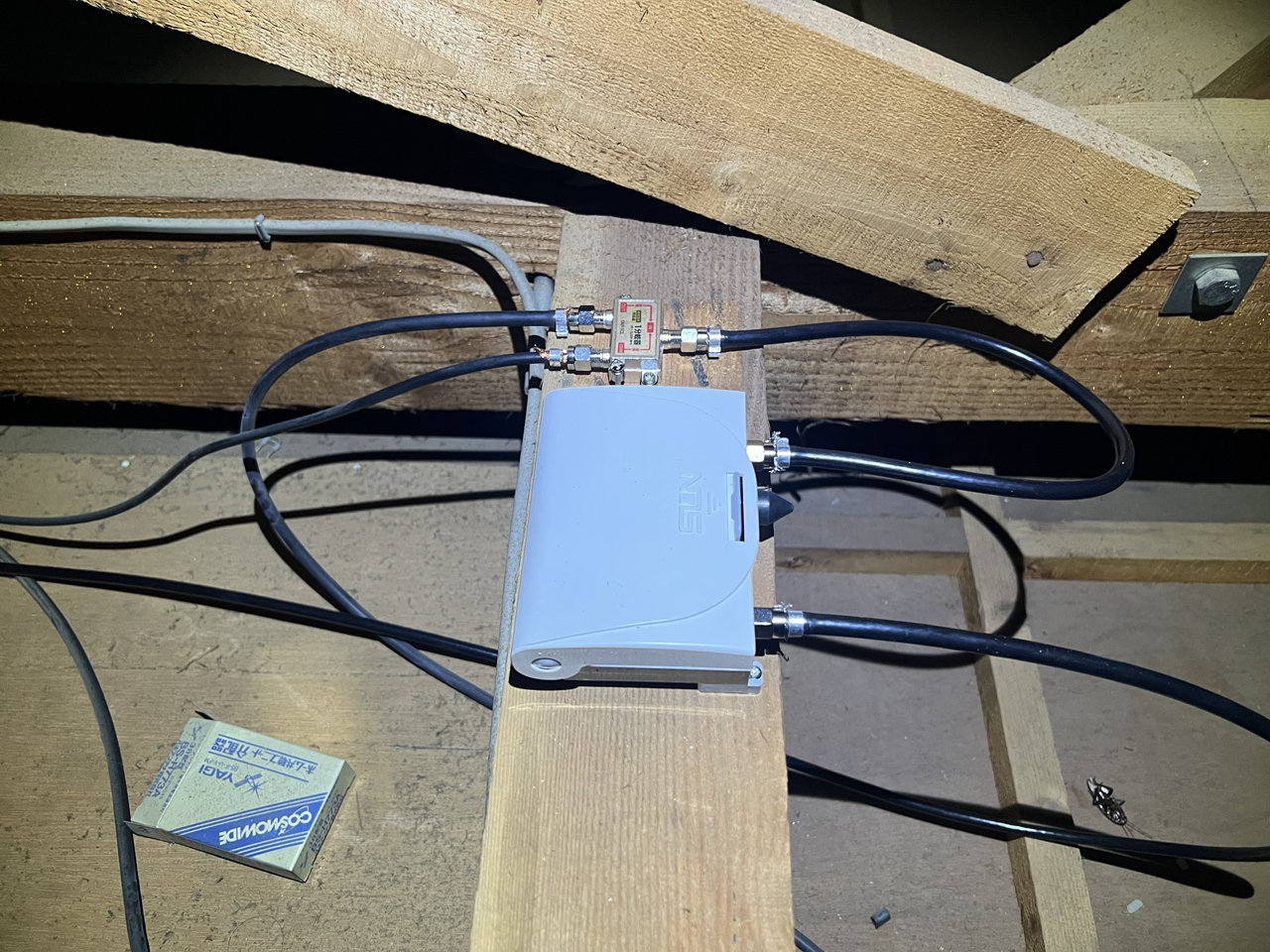 屋根裏に設置したUHFブースターと屋内用1分岐器