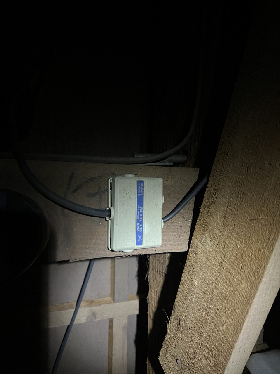 施工前の屋根裏にある既設の配線機器