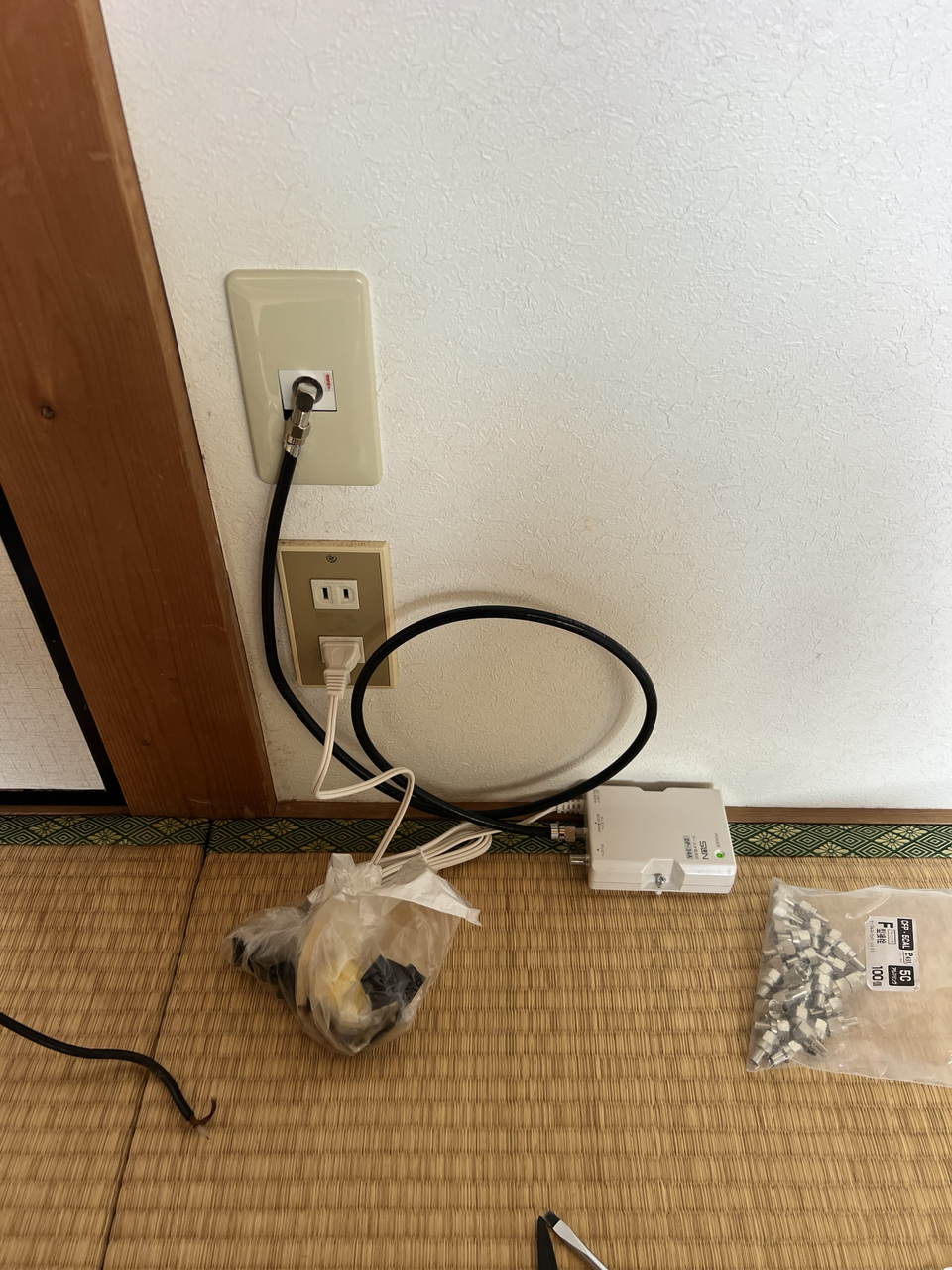 交換後の室内アンテナ接続口とブースターの電源部