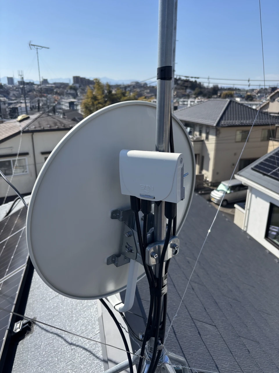 屋根上のBSアンテナ背面側に設置した混合ブースターと配線