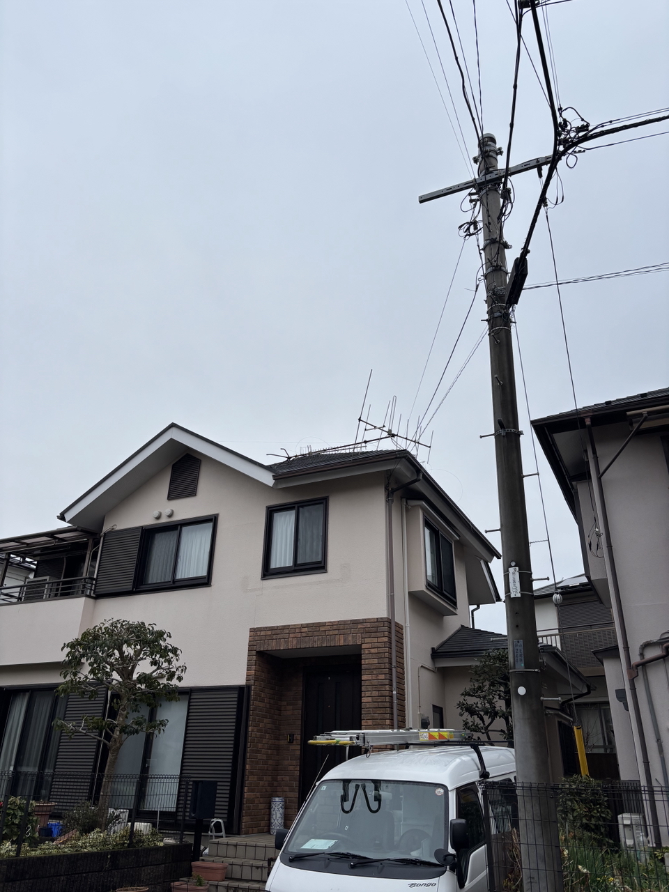 町田市のアンテナ撤去事例｜屋根上で倒れたアンテナを撤去