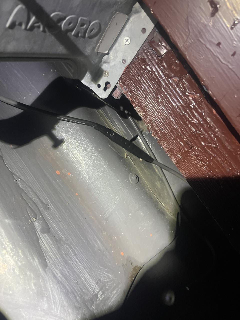 不要な分配器を撤去し、防水処理を行った屋外配線の接続部分