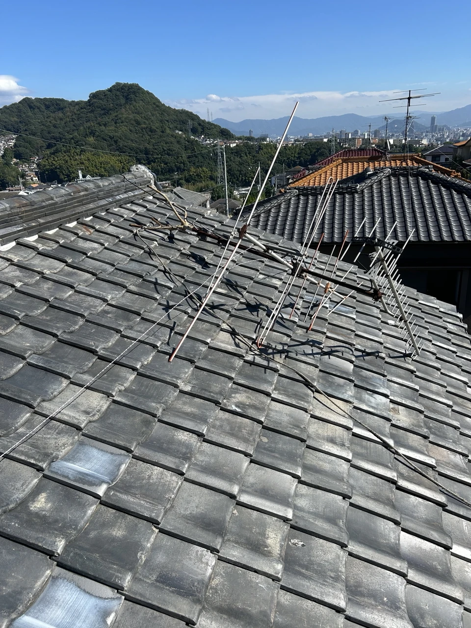 屋根上で倒れたアンテナ