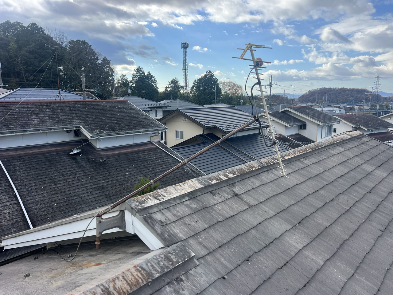 彦根市正法寺町の住宅でマストごと傾いた屋根上アンテナ