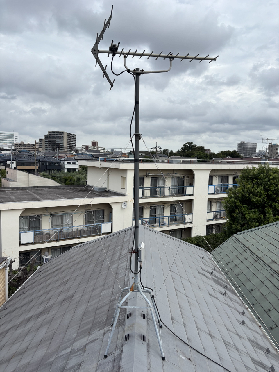西東京市の住宅の屋根上に設置されていた八木式アンテナと屋根馬・支柱・支線