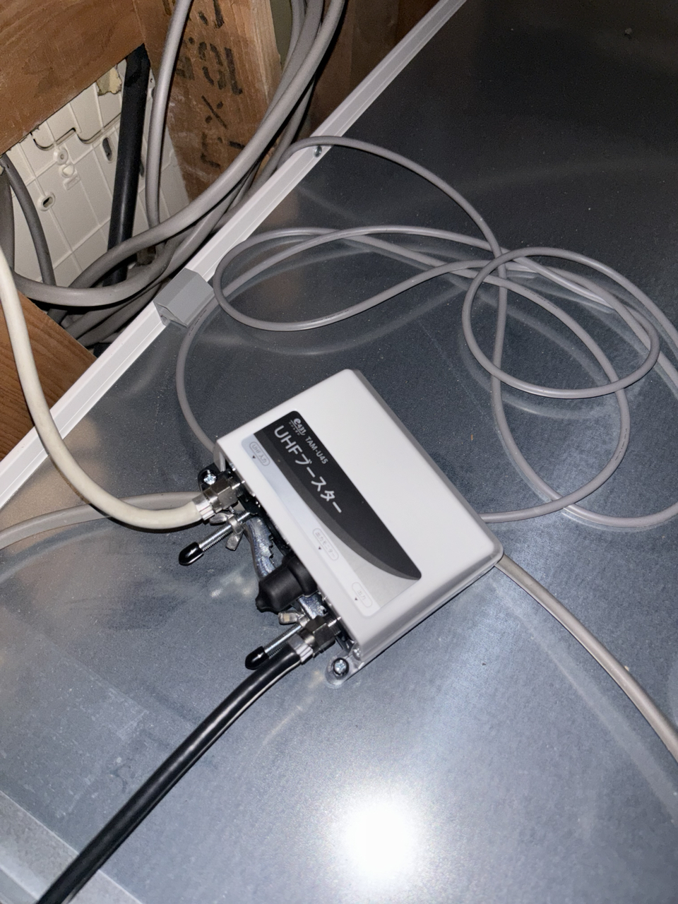交換後のUHFブースターと配線の接続部分