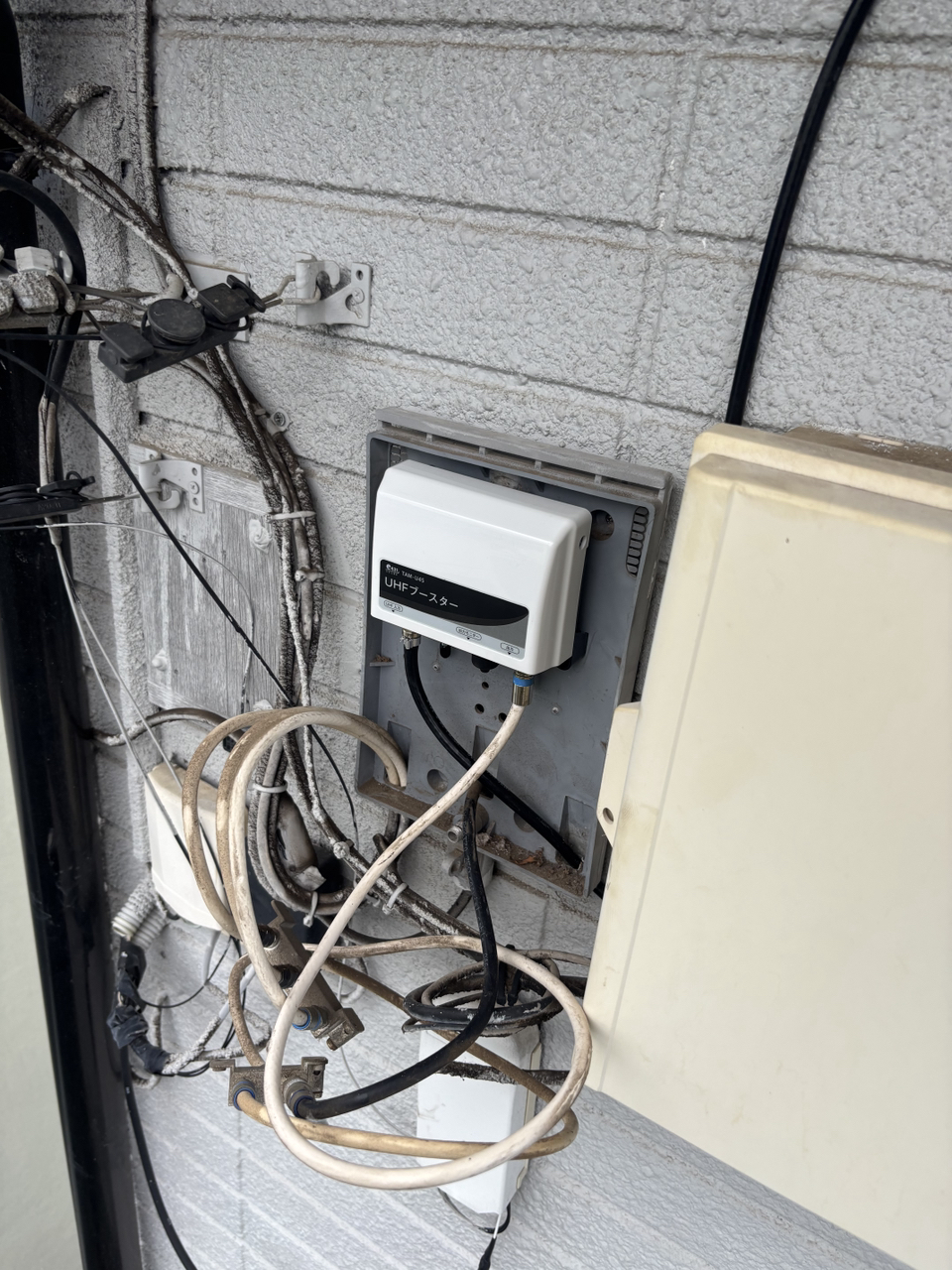 東久留米市で設置したUHFブースターと配線の接続部分