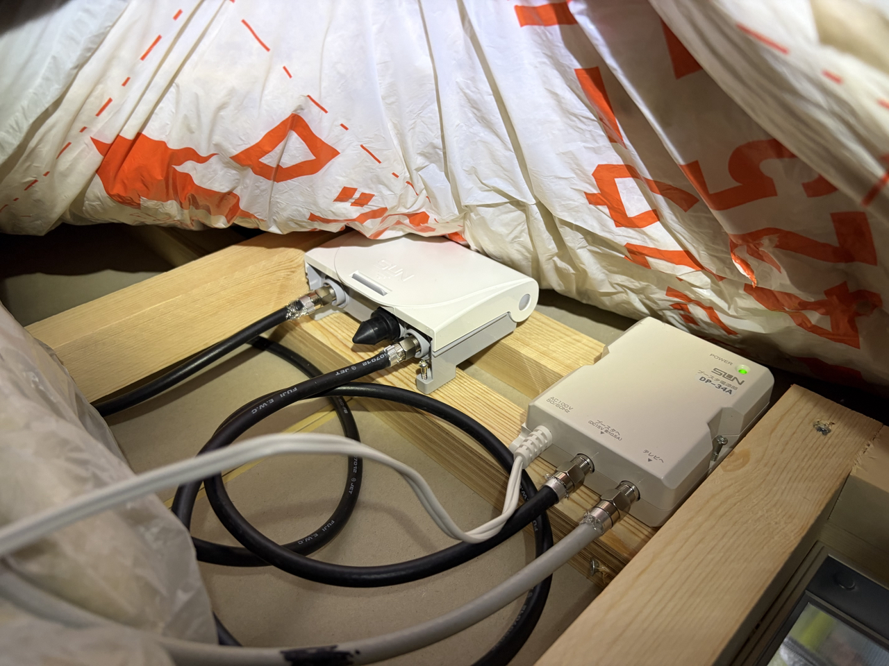 屋内に設置したUHFブースター