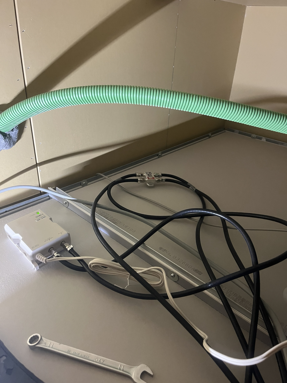 ブースターの電源部と屋内の配線接続部分