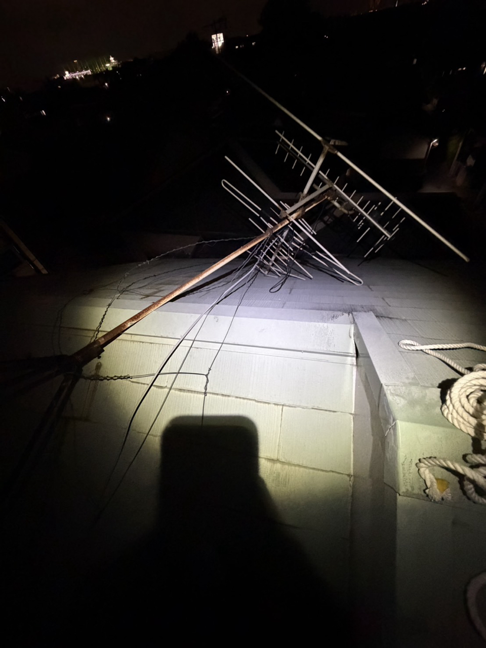 羽曳野市の3階屋根上で倒れていたアンテナ