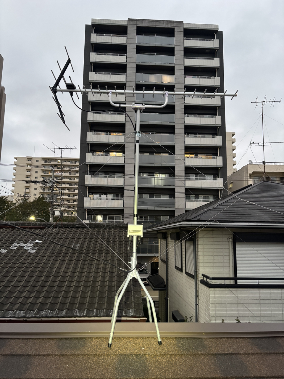 屋根上に設置した八木式アンテナ