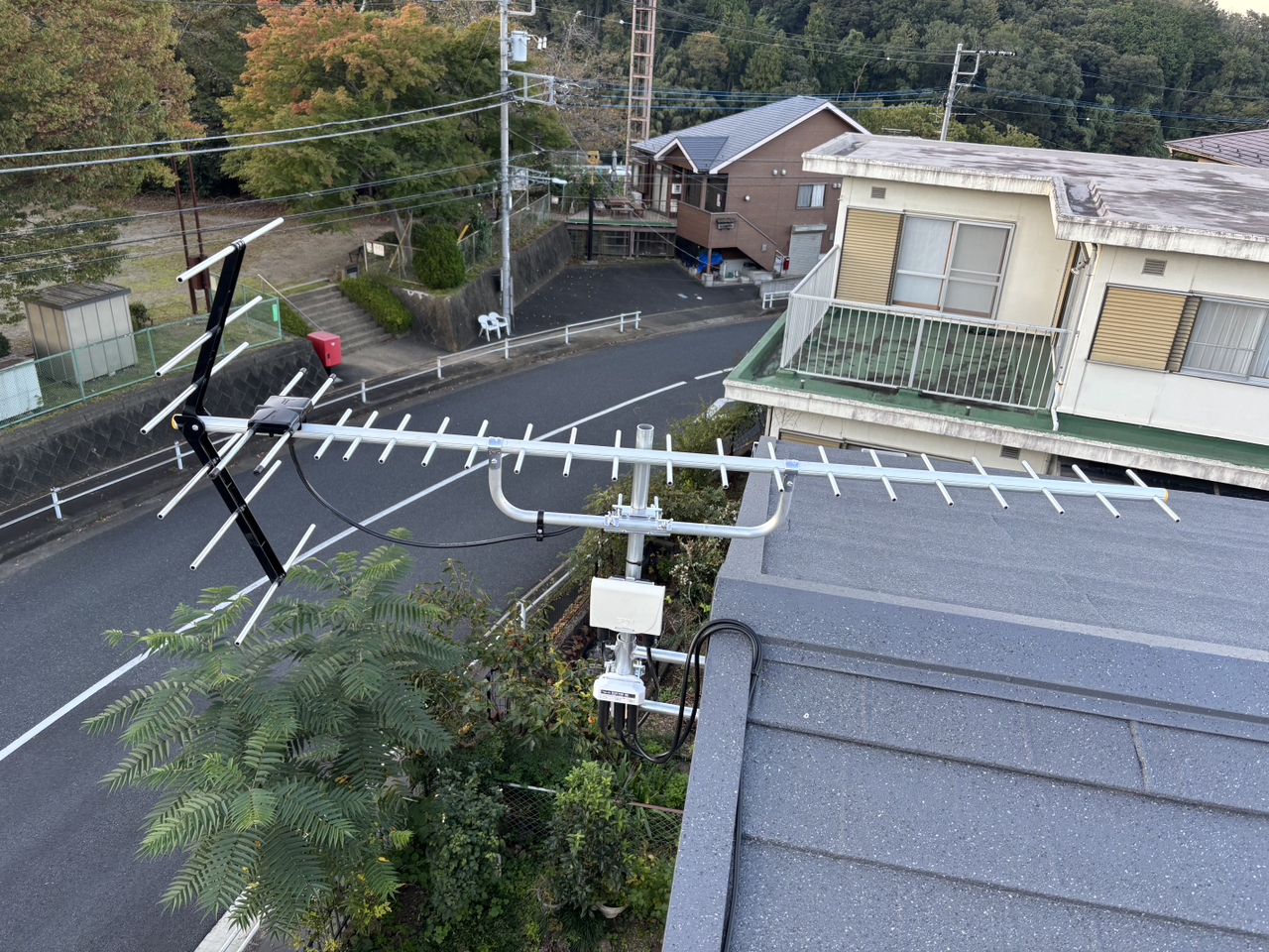 東京都八王子市で破風部分にサイドベースを使用して新設した八木式地デジアンテナ