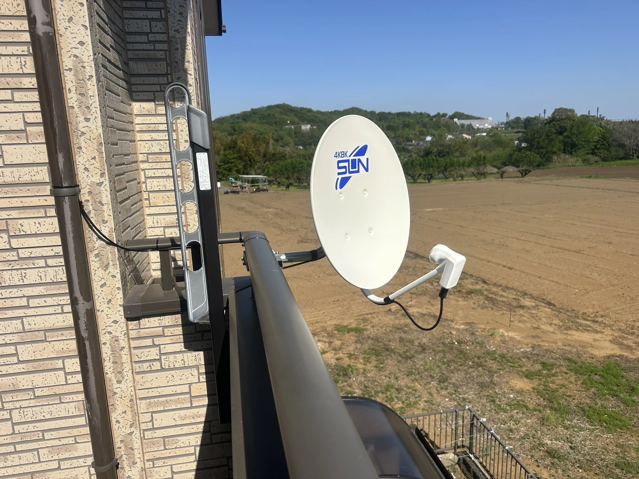 住宅に設置されたBS/CSアンテナ