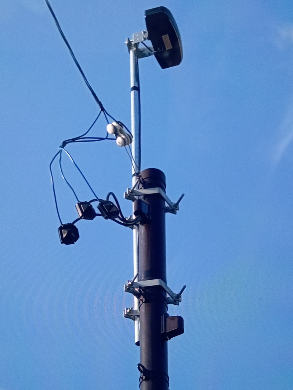 受電ポールに設置した小型デザインアンテナ