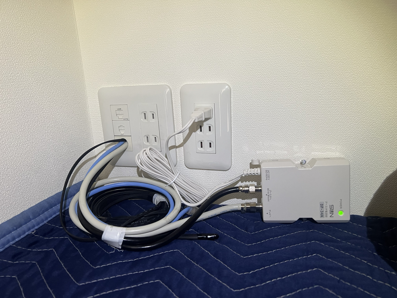 ブースター電源部を接続し、室内の受信状況を確認