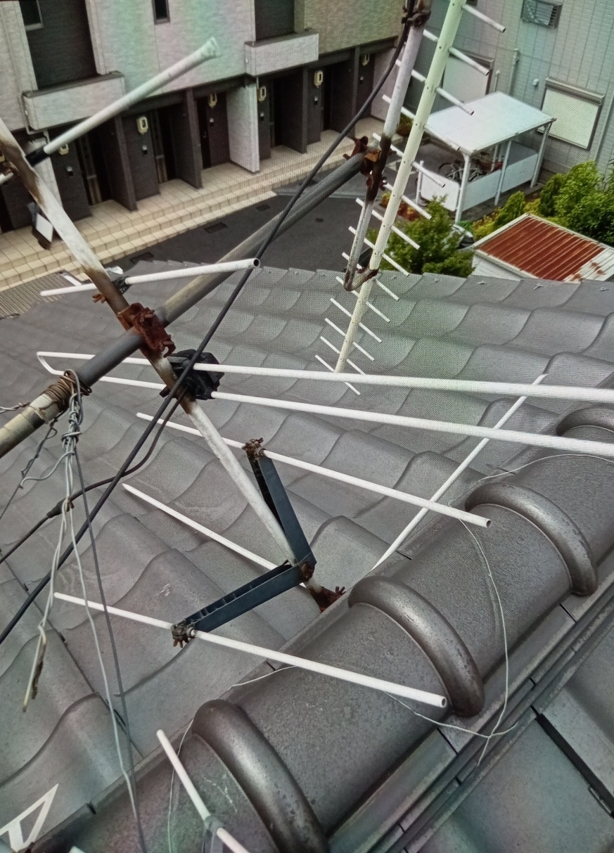 固定部分が外れ、屋根の端へ向かって倒れた状態を確認