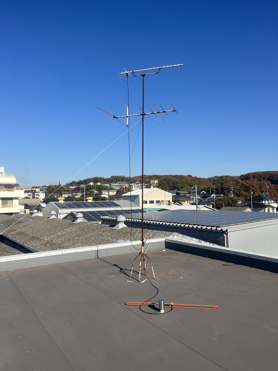 早島町の住宅の屋根上に設置されていた交換前の八木式アンテナ